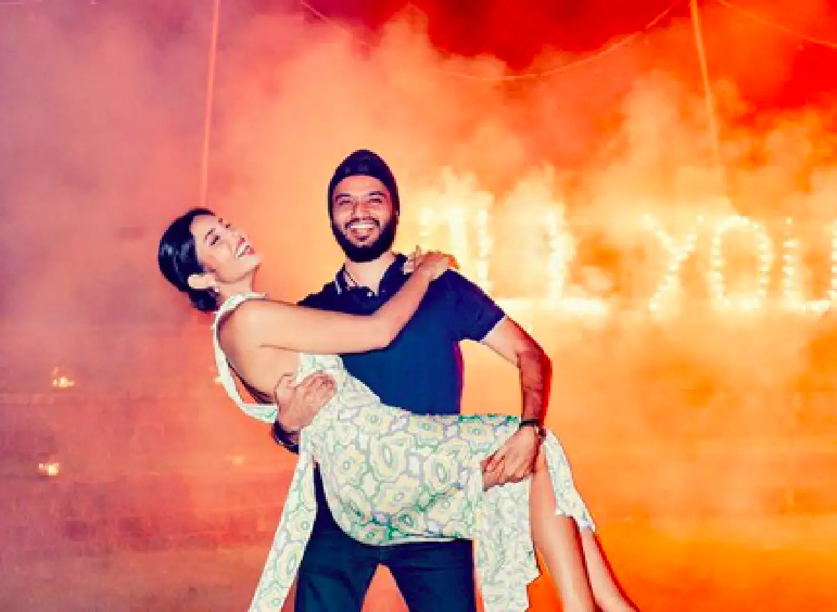 "วีนา" รอง MUT 2020 ถูกแฟนหนุ่มนักธุรกิจ คุกเข่าเซอร์ไพรส์ขอแต่งงานสุดโรแมนติก