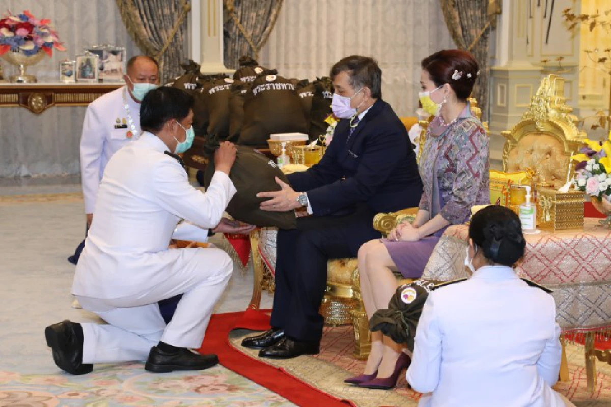 "ในหลวง-พระราชินี"พระราชทานกำลังใจสู้ภัยโควิด