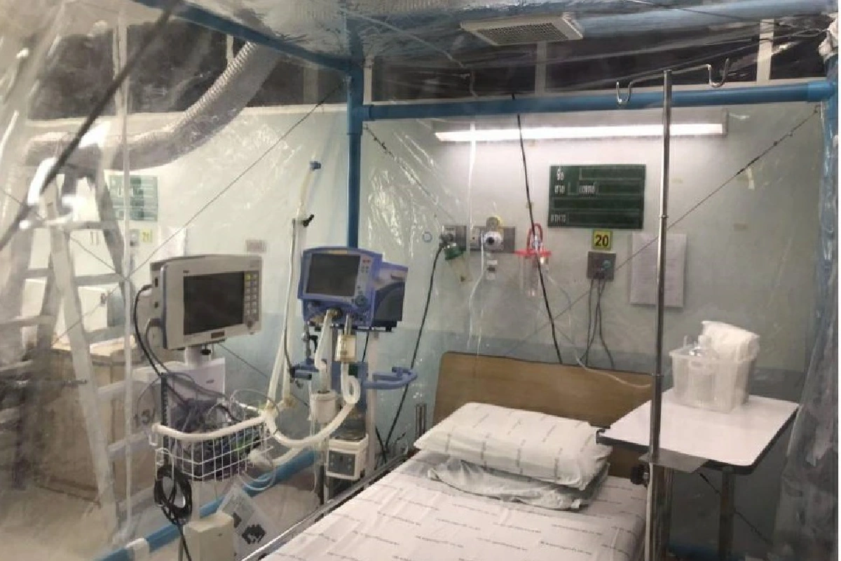 รมช.แรงงานรับมอบห้องความดันลบส่งต่อรพ.ชุมชนสู้โควิด-19