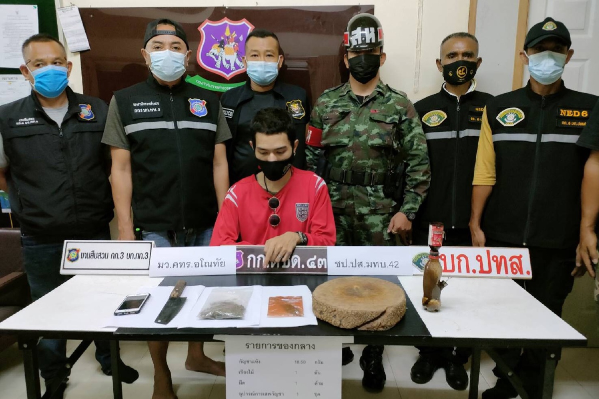 ตำรวจ-ทหารจับผู้เสพและนักค้ากัญชาอารมณ์ดีร้องแร็พ ตำรวจ-ทหารจับผู้เสพและนักค้ากัญชาอารมณ์ดีร้องแร็พ
