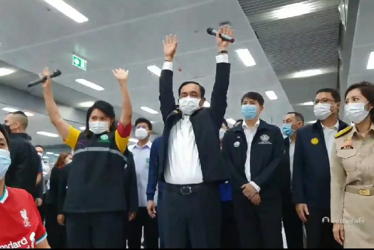 นายกฯเยี่ยมศูนย์ฉีดวัคซีนบางซื่อ แจงวัคซีนทยอยเข้ามาได้ฉีดทุกคน