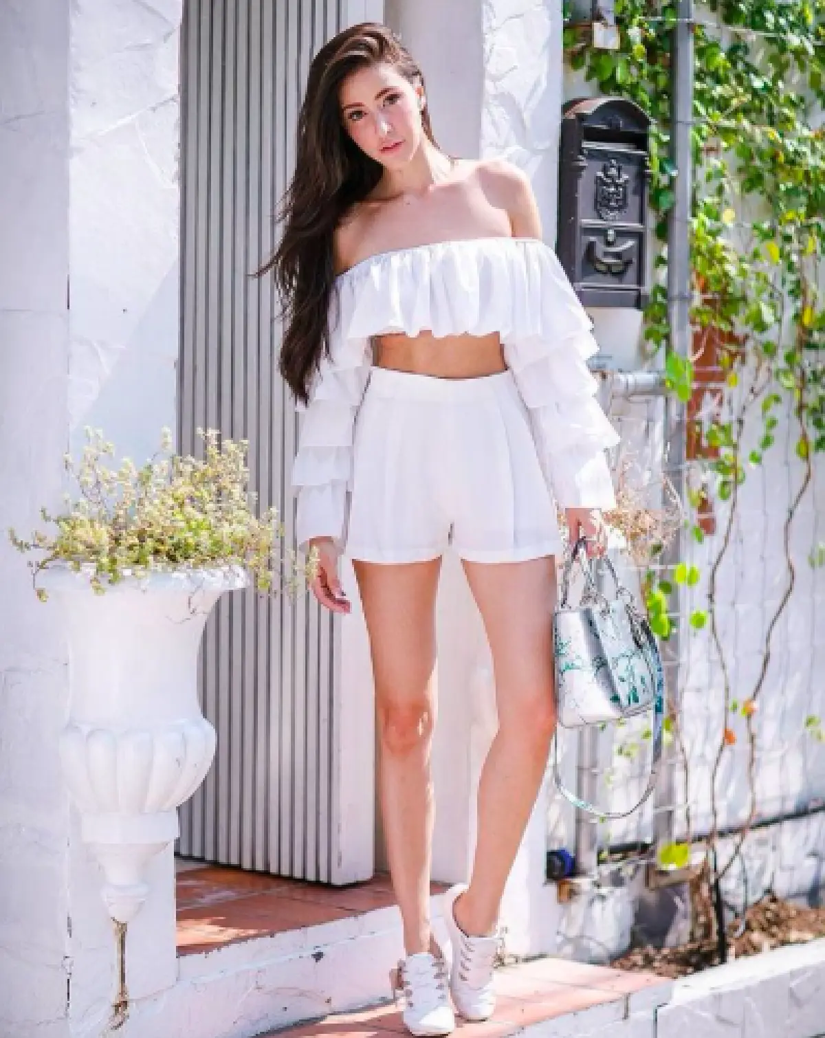 “ศรีริต้า” เป๊ะมาก!  นำดอกไม้สีขาวมาถือไว้ให้คล้ายเป็นเสื้อเกาะอก 