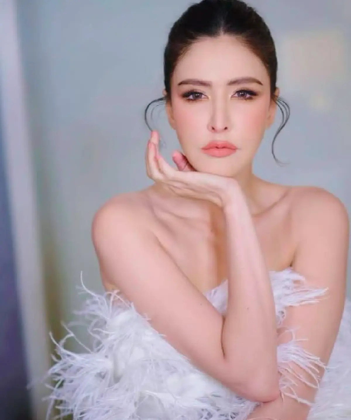 “ศรีริต้า” เป๊ะมาก!  นำดอกไม้สีขาวมาถือไว้ให้คล้ายเป็นเสื้อเกาะอก 