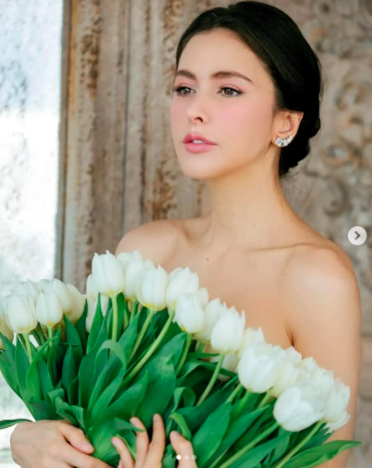 “ศรีริต้า” เป๊ะมาก!  นำดอกไม้สีขาวมาถือไว้ให้คล้ายเป็นเสื้อเกาะอก 