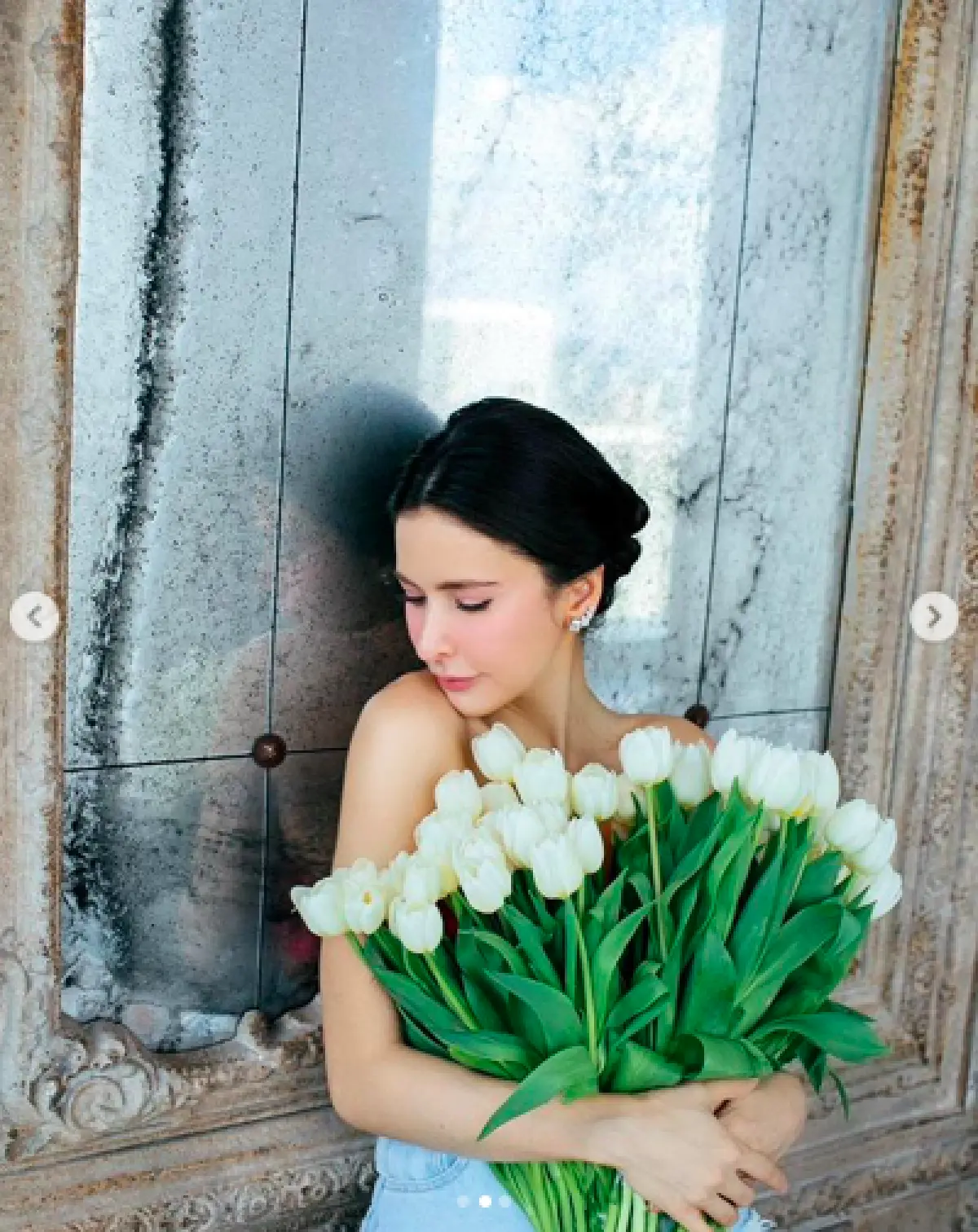 “ศรีริต้า” เป๊ะมาก!  นำดอกไม้สีขาวมาถือไว้ให้คล้ายเป็นเสื้อเกาะอก 