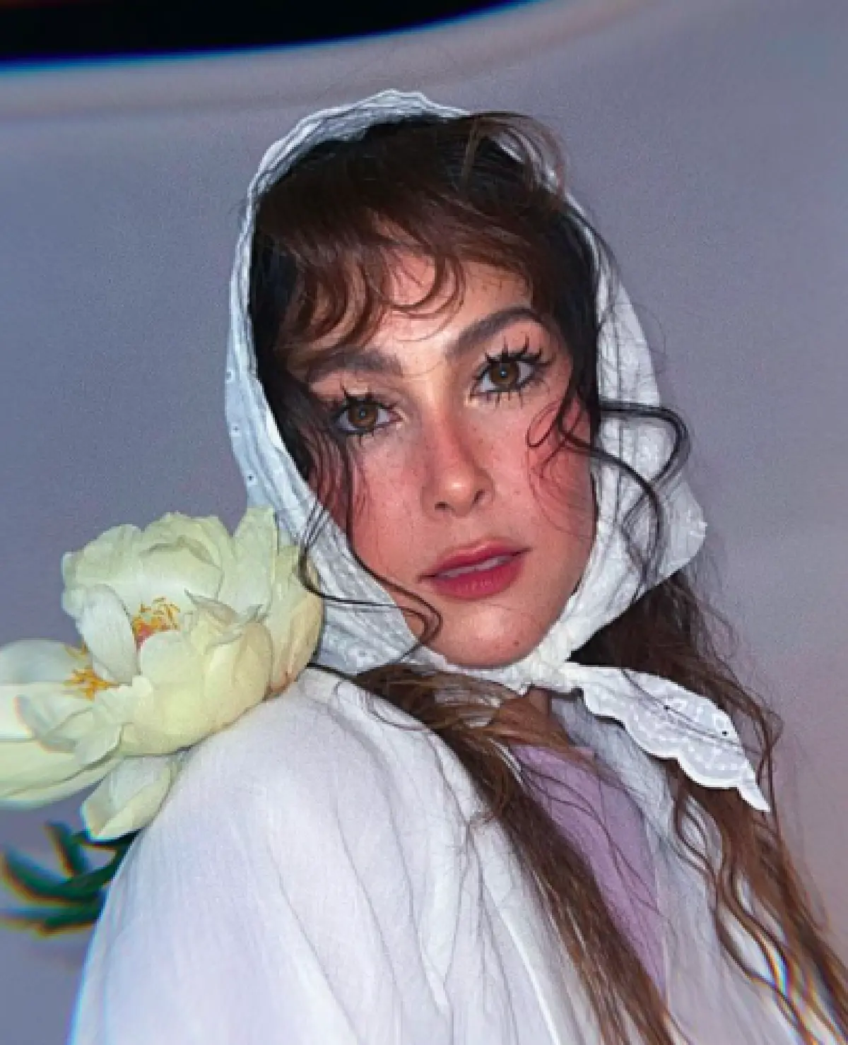 “พอลล่า เทเลอร์” มาในลุคตุ๊กตาฝรั่ง ดวงตาทำเอาสะกดจิตมาก