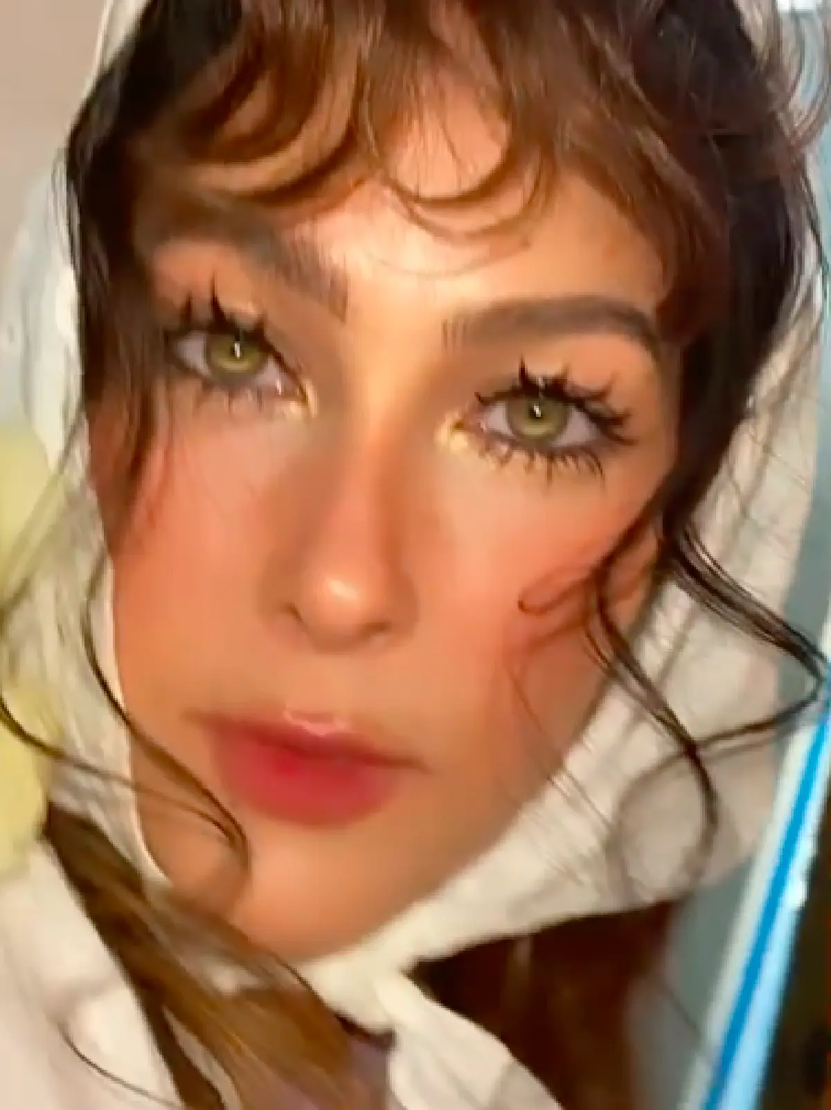 “พอลล่า เทเลอร์” มาในลุคตุ๊กตาฝรั่ง ดวงตาทำเอาสะกดจิตมาก