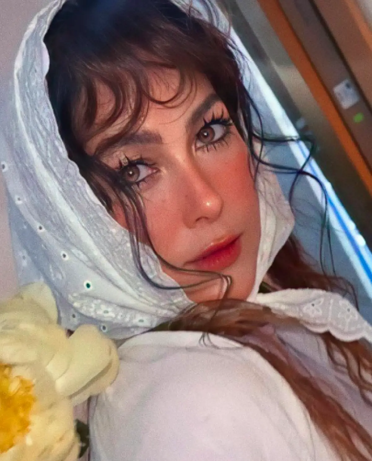 “พอลล่า เทเลอร์” มาในลุคตุ๊กตาฝรั่ง ดวงตาทำเอาสะกดจิตมาก