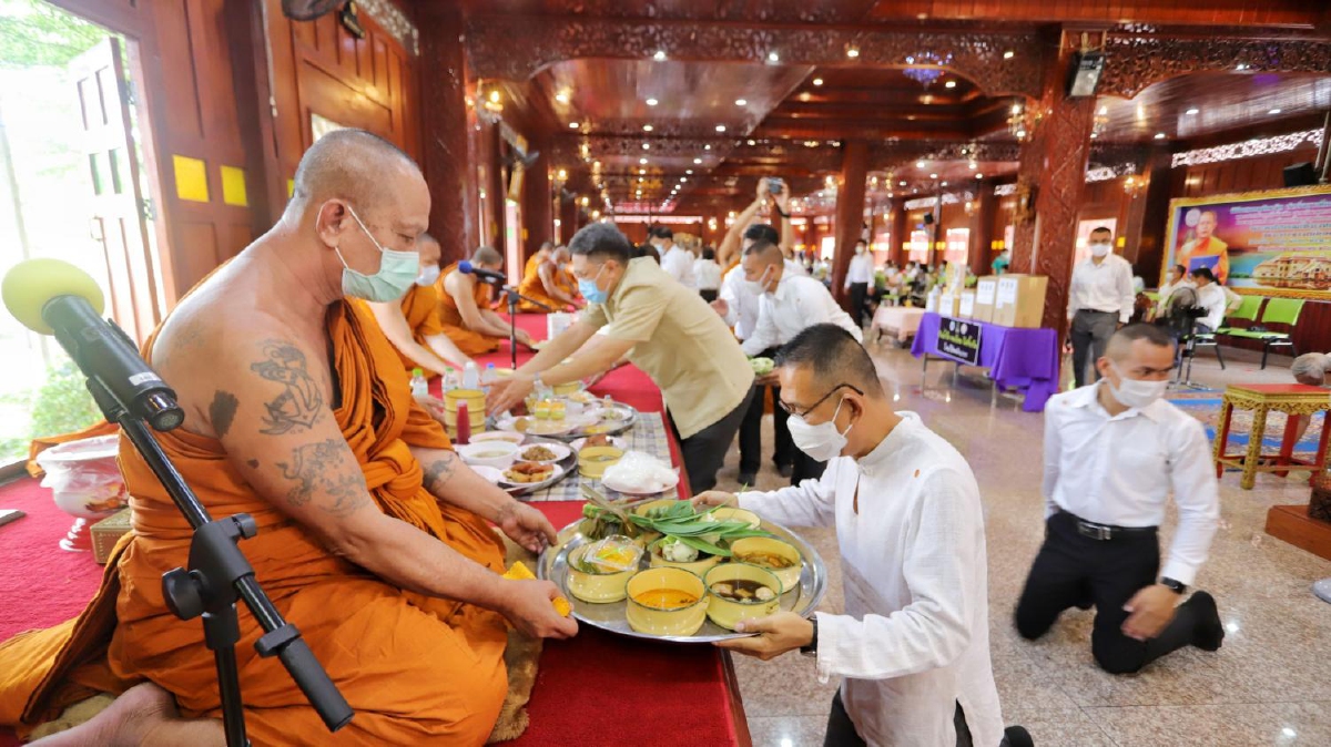 ผู้ว่าฯนำข้าราชการทำบุญตักบาตรโครงการทำบุญวันธรรมสวนะ ผู้ว่าฯนำข้าราชการทำบุญตักบาตรโครงการทำบุญวันธรรมสวนะ