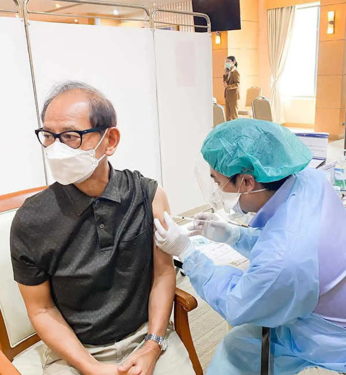 “หมอโอ๊ค” ภาคภูมิใจ! ได้ฉีดวัคซีนโควิด-19 ให้คุณพ่อคุณแม่ด้วยมือตัวเอง