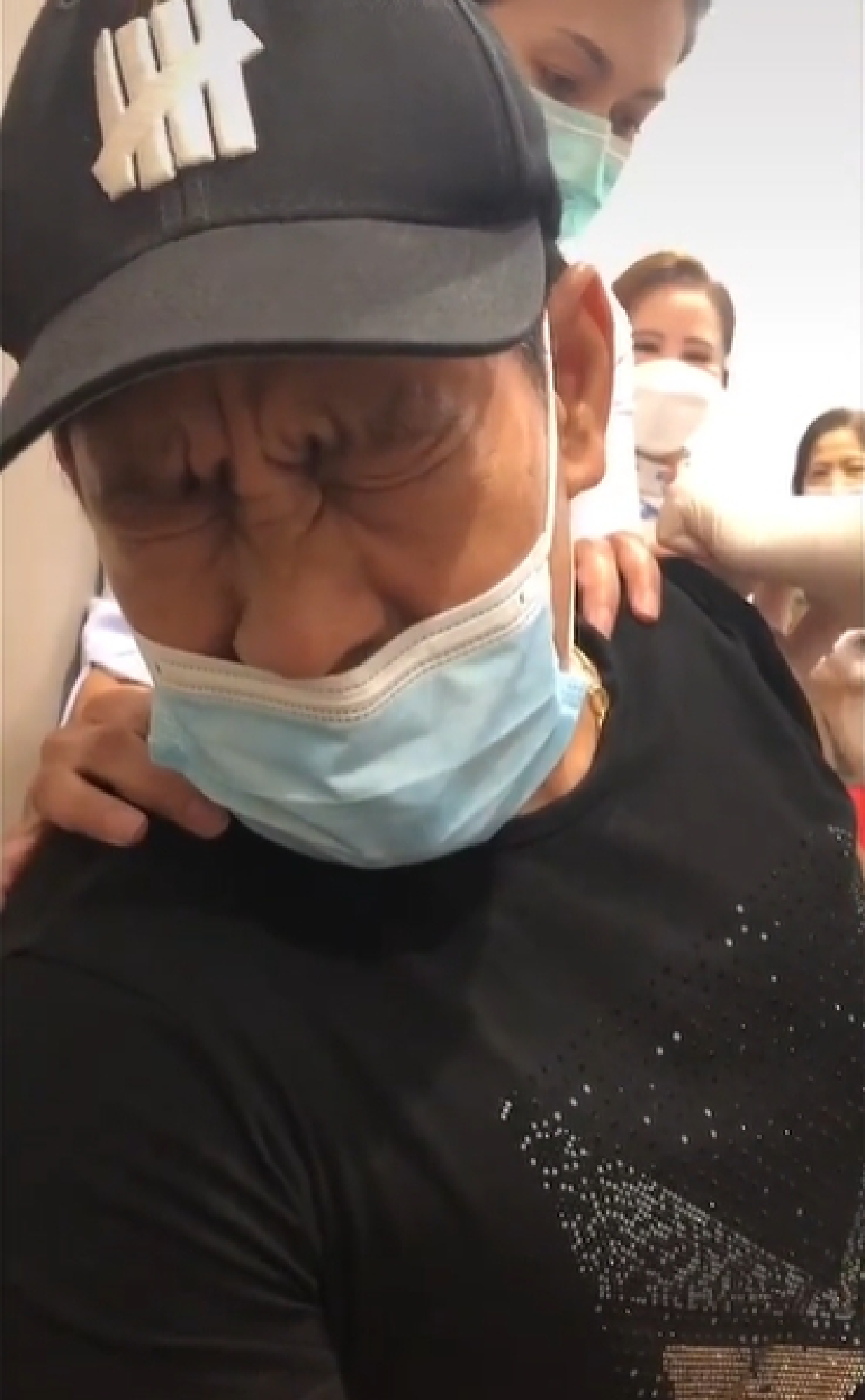 "ไทด์ เอกพันธ์" เข้ารับการฉีดวัคซีนโควิด-19 แต่กลัวเข็มหนักมากยอมเพื่อแม่! 