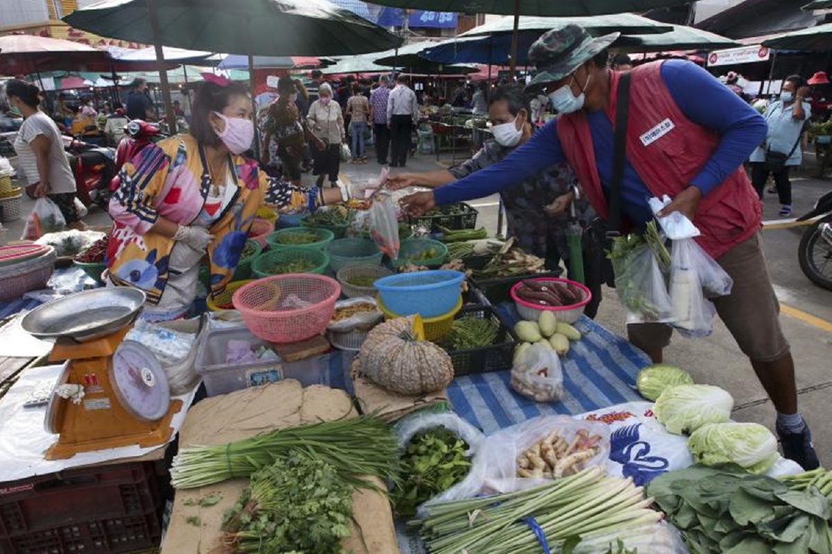 ผลวิจัย 'ครัวเรือนไทย' ระดับเงินออมลดลง คนกทม.อยู่ได้ 3 เดือน ต่างจังหวัดไม่เกิน 1 เดือน จากวิกฤตโควิด ผลวิจัย 'ครัวเรือนไทย' ระดับเงินออมลดลง คนกทม.อยู่ได้ 3 เดือน ต่างจังหวัดไม่เกิน 1 เดือน จากวิกฤตโควิด