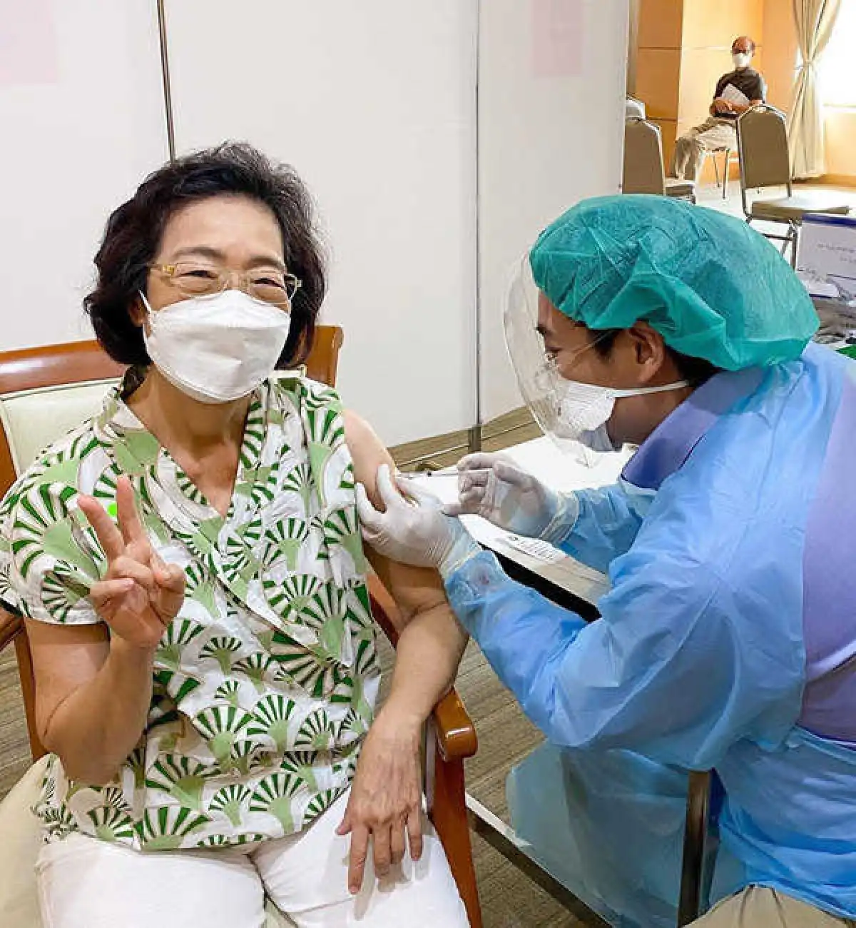 “หมอโอ๊ค” ภาคภูมิใจ! ได้ฉีดวัคซีนโควิด-19 ให้คุณพ่อคุณแม่ด้วยมือตัวเอง