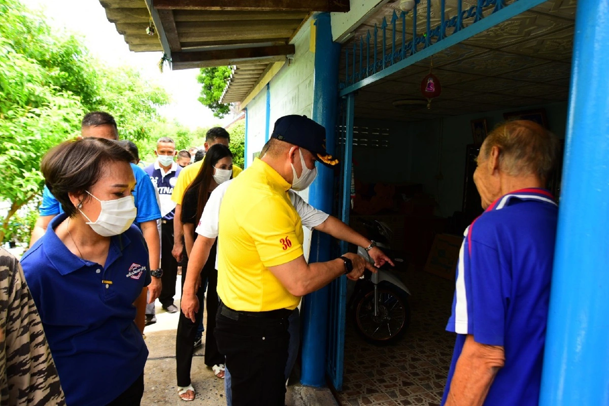 "ธรรมนัส" เยี่ยมชุมชนร่วมมิตรแรงศรัทธา แจกข้าวกล่องบรรเทาโควิด-19