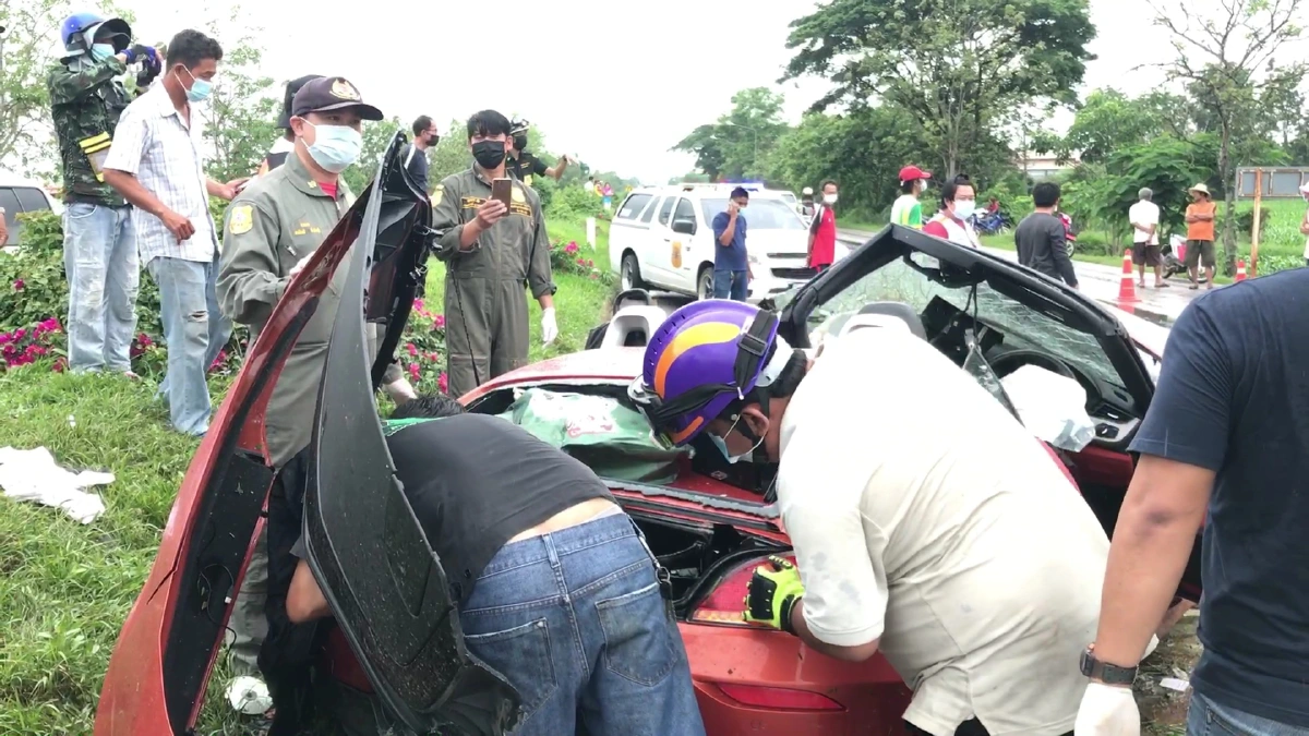 เก๋งสปอร์ตหรูซิ่งฝ่าสายฝนปีนเกาะกลางถนนชนสนั่นตาย 3 เจ็บ 1