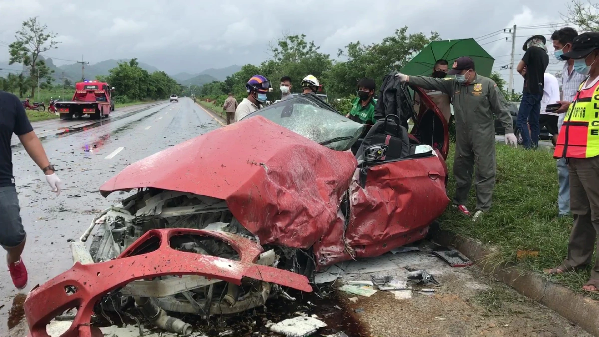 เก๋งสปอร์ตหรูซิ่งฝ่าสายฝนปีนเกาะกลางถนนชนสนั่นตาย 3 เจ็บ 1