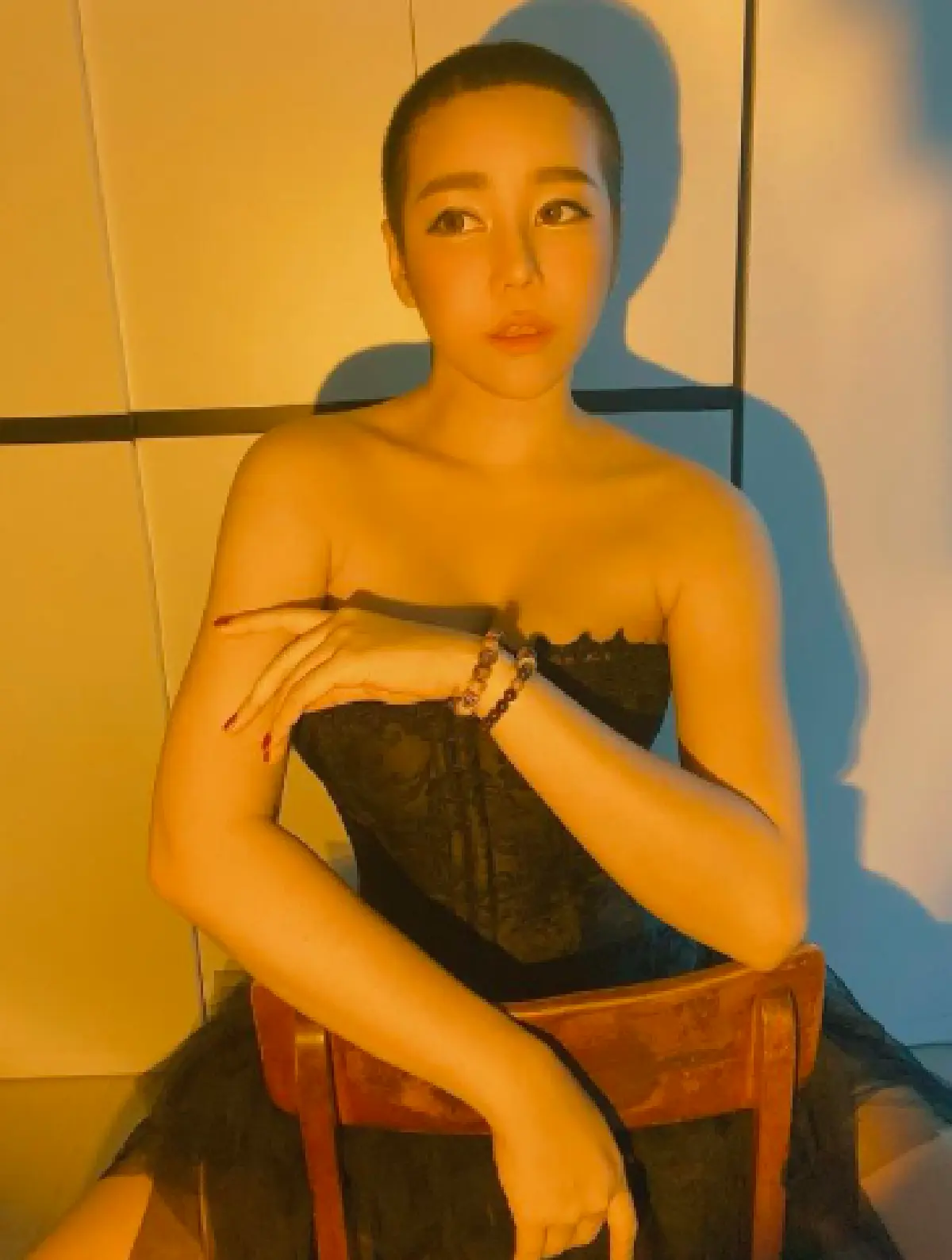 "นุ๊กซี่" สุดสตรอง! ให้ "ปู แบล็คเฮด" โกนหัวให้ หลังทำคีโมเป็นครั้งที่ 3 