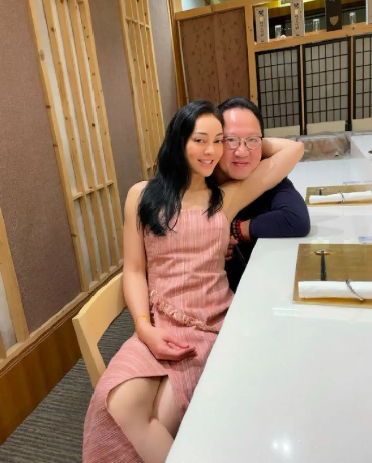 "ตั๊ก บงกช" สักชื่อ "เจ้าสัวบุญชัย" ไว้ที่ต้นคอ แฟนคลับแซวคลั่งรักหนักมาก!