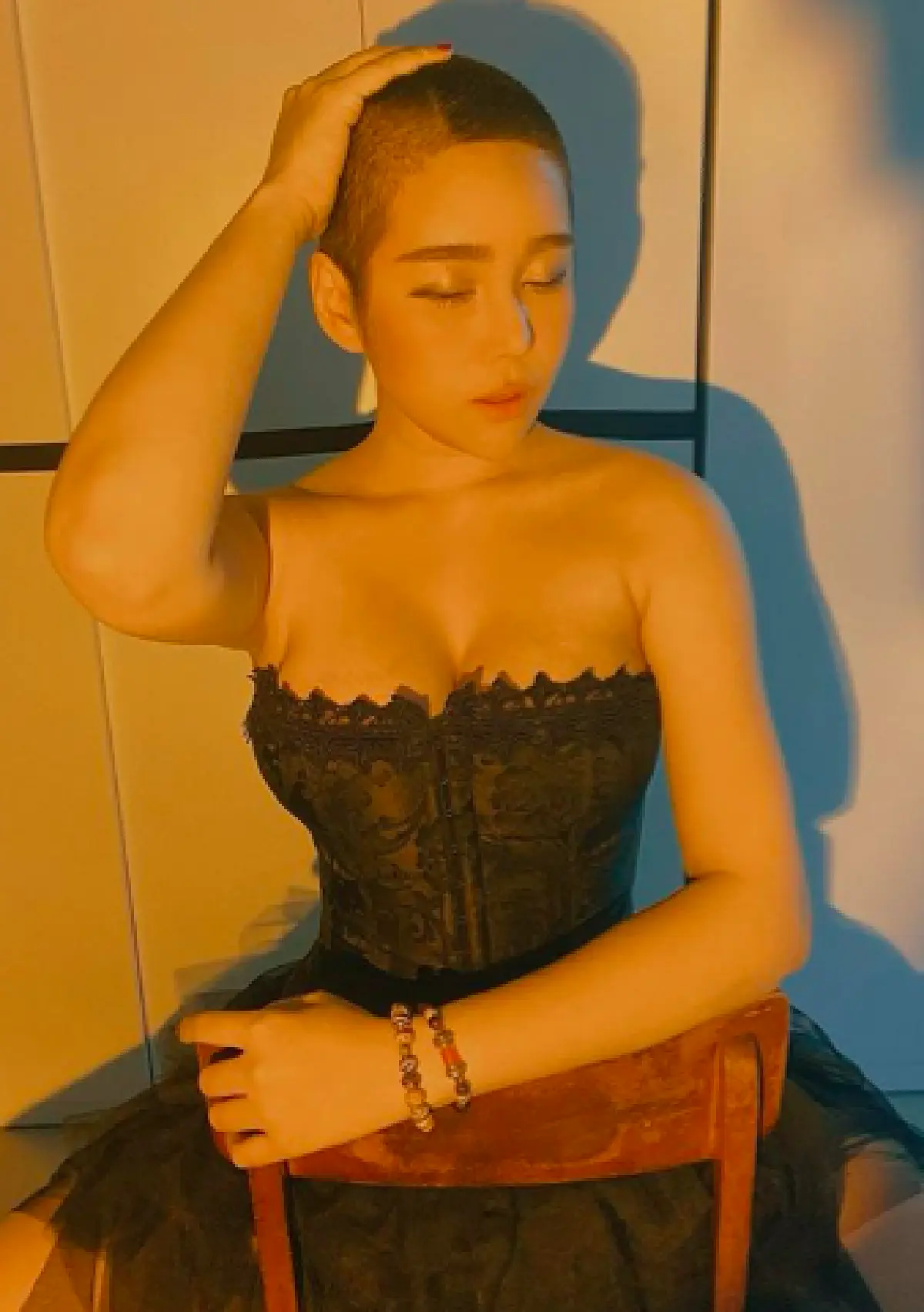 "นุ๊กซี่" สุดสตรอง! ให้ "ปู แบล็คเฮด" โกนหัวให้ หลังทำคีโมเป็นครั้งที่ 3 