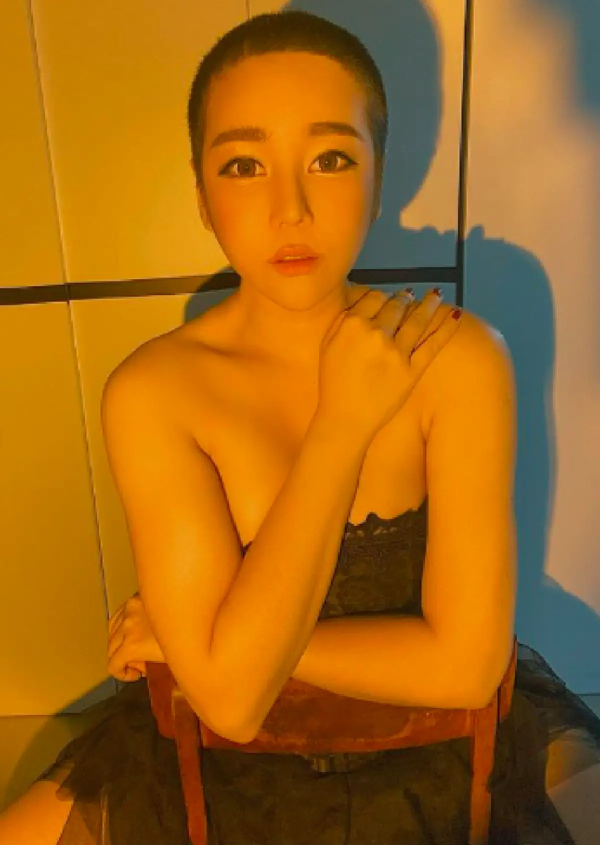 "นุ๊กซี่" สุดสตรอง! ให้ "ปู แบล็คเฮด" โกนหัวให้ หลังทำคีโมเป็นครั้งที่ 3 