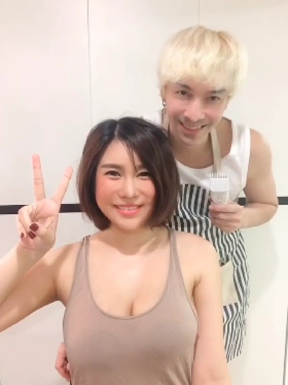 "นุ๊กซี่" สุดสตรอง! ให้ "ปู แบล็คเฮด" โกนหัวให้ หลังทำคีโมเป็นครั้งที่ 3 