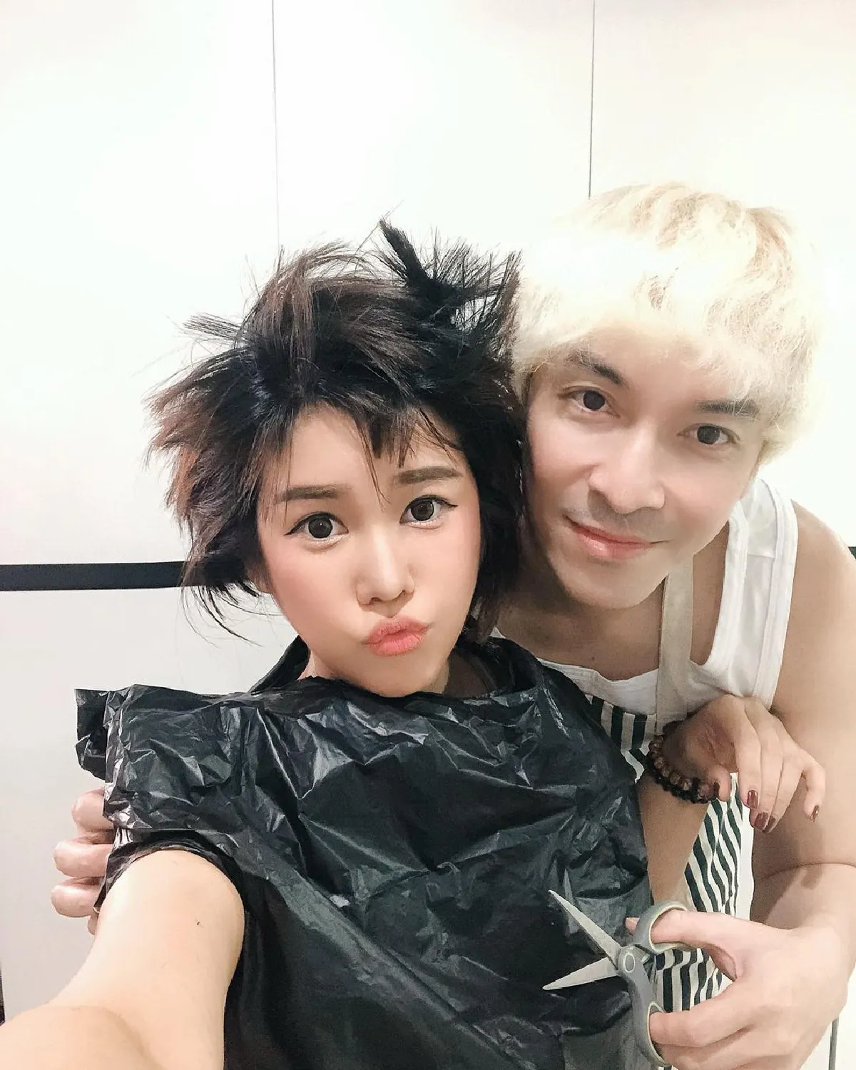 "นุ๊กซี่" สุดสตรอง! ให้ "ปู แบล็คเฮด" โกนหัวให้ หลังทำคีโมเป็นครั้งที่ 3 