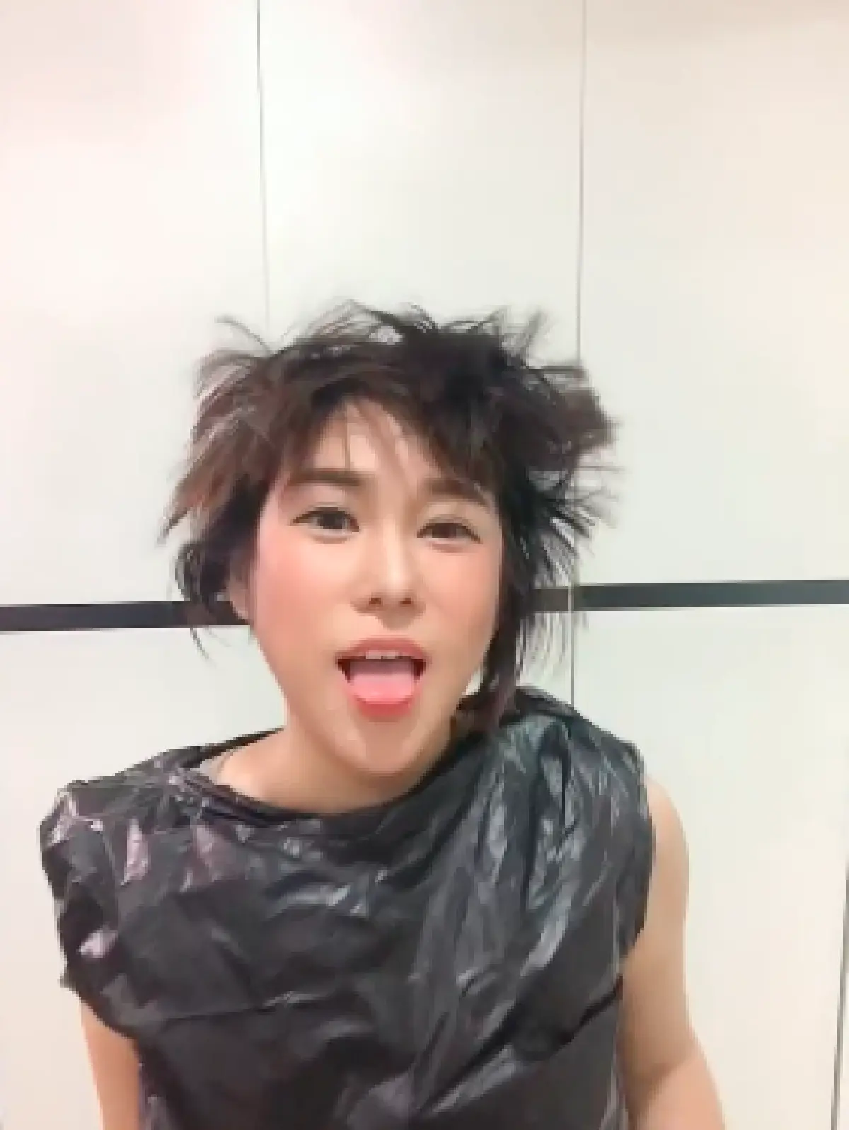 "นุ๊กซี่" สุดสตรอง! ให้ "ปู แบล็คเฮด" โกนหัวให้ หลังทำคีโมเป็นครั้งที่ 3 