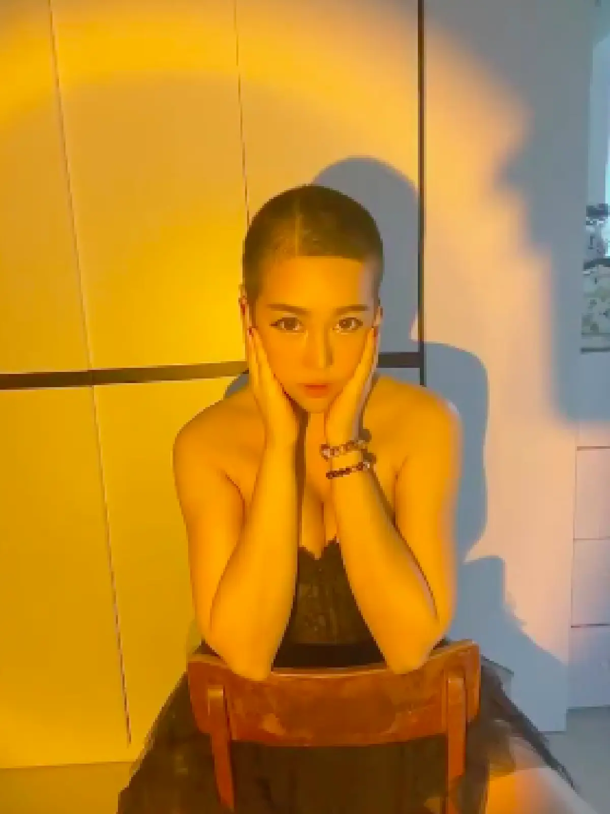 "นุ๊กซี่" สุดสตรอง! ให้ "ปู แบล็คเฮด" โกนหัวให้ หลังทำคีโมเป็นครั้งที่ 3 