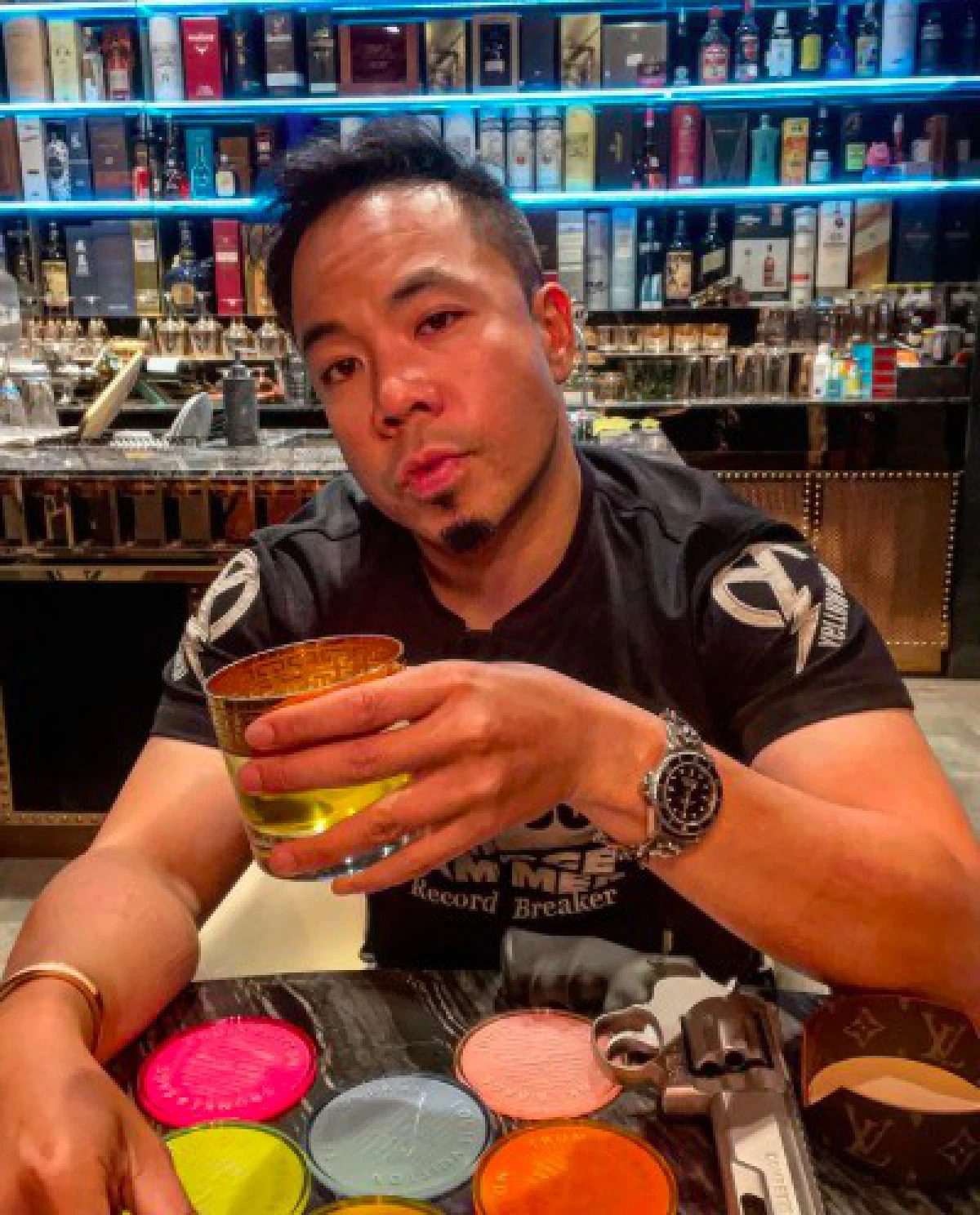 “ดีเจภูมิ” เจอดราม่า! โพสต์โชว์เงินกองโต-นาฬิกาหรู บอกเงินซื้อความสุขที่แท้จริงไม่ได้ 