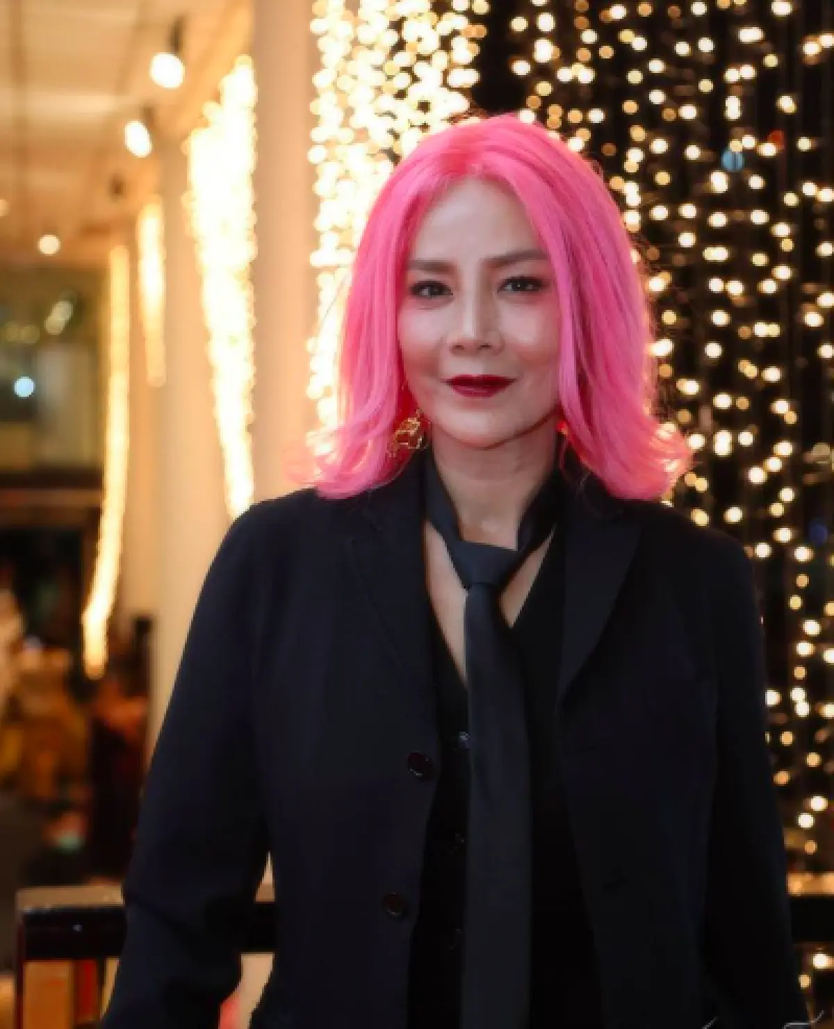 “ต่าย เพ็ญพักตร์”  เปลี่ยนสีผมกระชากวัย ลืมไปเลยว่าอายุ 60 ปังมาก!