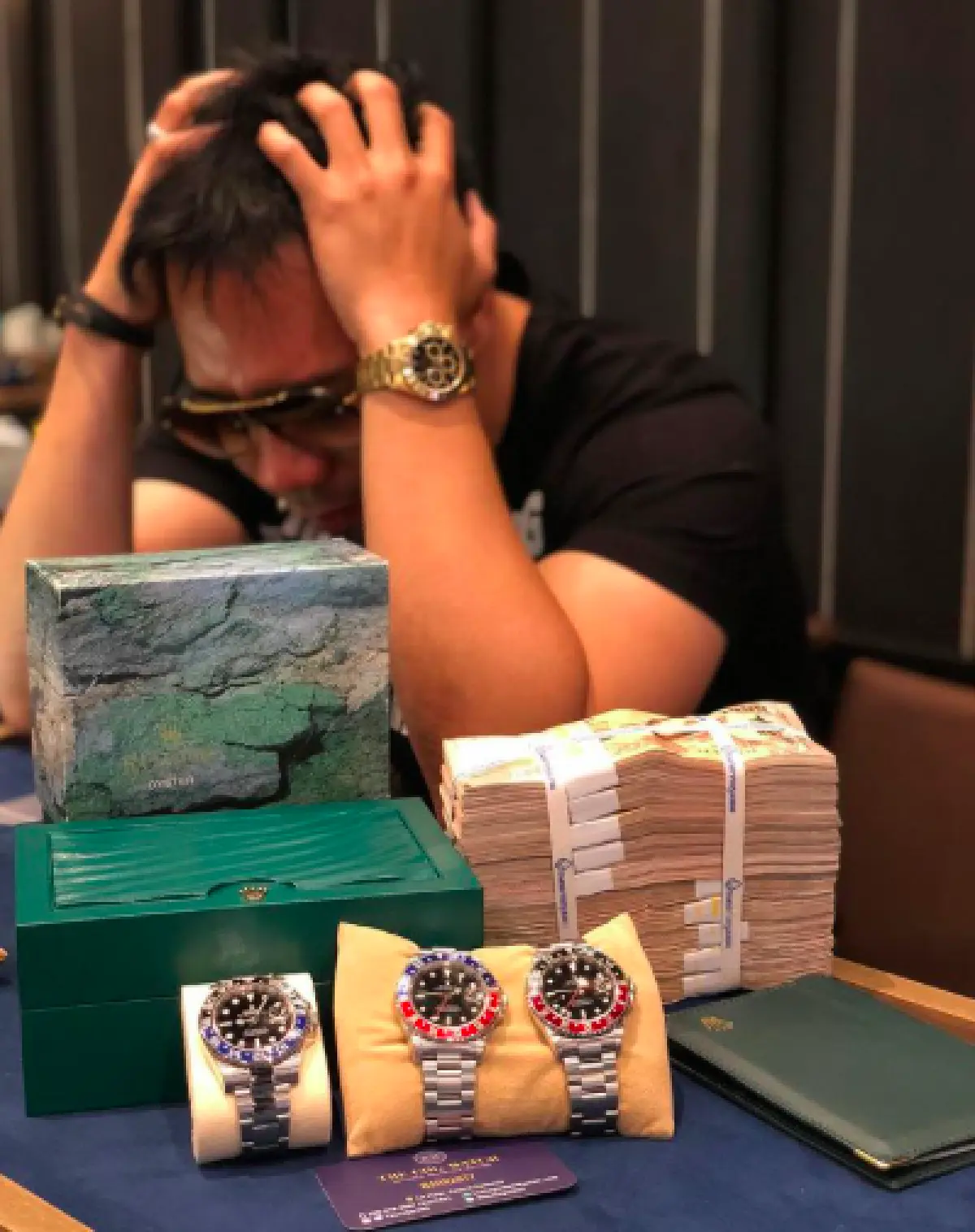 “ดีเจภูมิ” เจอดราม่า! โพสต์โชว์เงินกองโต-นาฬิกาหรู บอกเงินซื้อความสุขที่แท้จริงไม่ได้ 