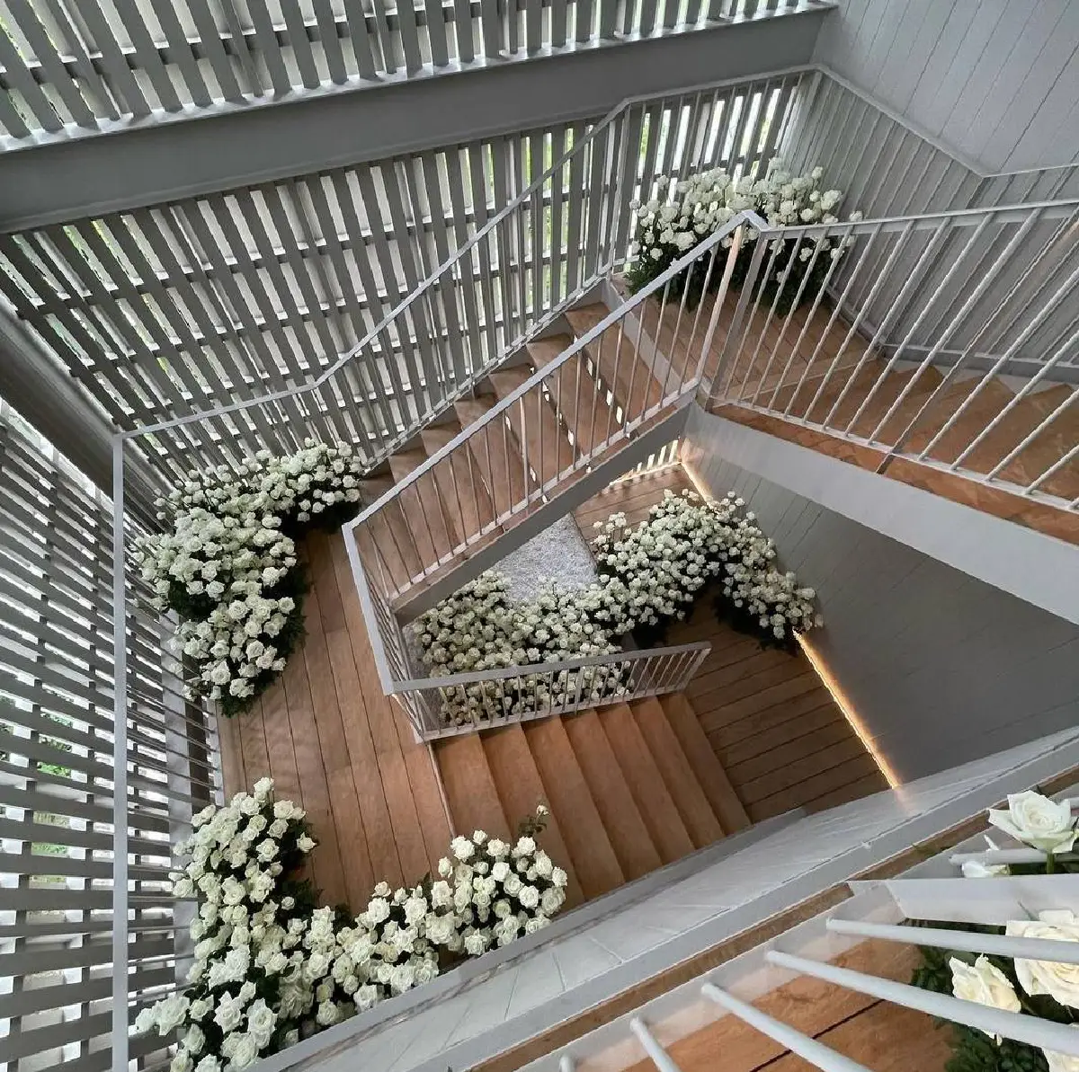 เปิดราคาทุ่งกุหลาบขาวที่ "ดิว อริสรา" ทำเซอร์ไพรส์ "เซบาสเตียน" ราคาเกือบครึ่งล้าน!