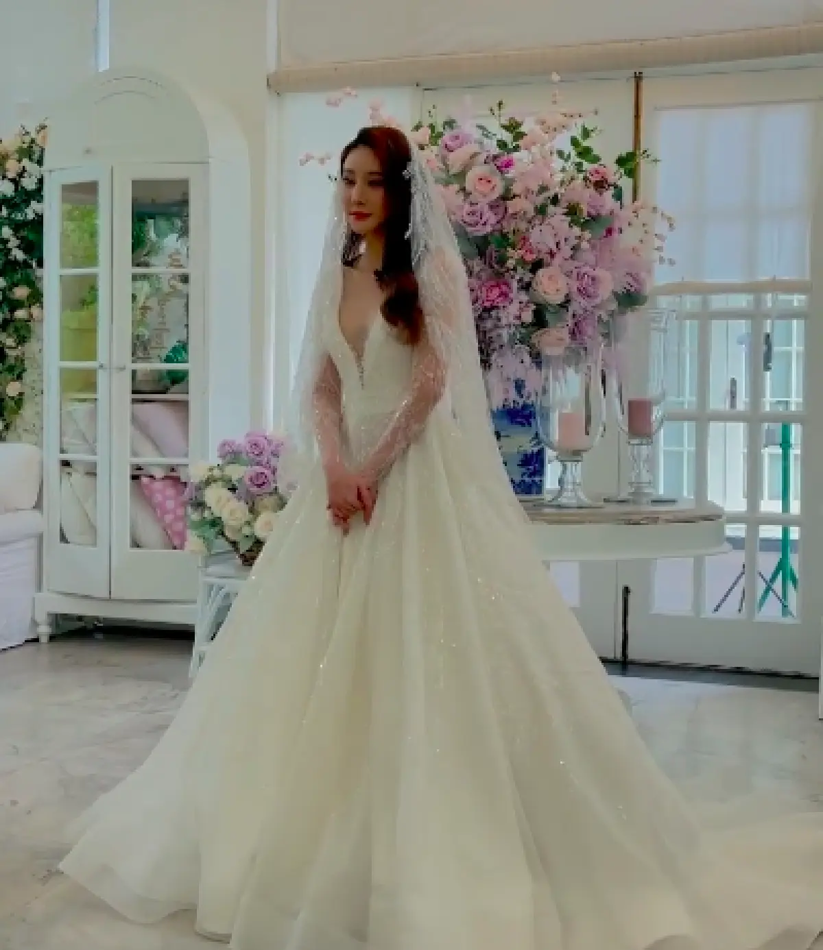 “แตงโม นิดา” ในลุคเจ้าสาวสวยหวานละมุน ทำเอาแฟนๆ พากันแซวรอลุ้นข่าวดี