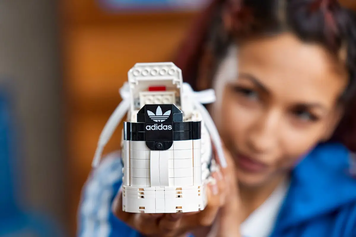 ความประทับใจครั้งใหม่ของรองเท้าผ้าใบในตำนาน