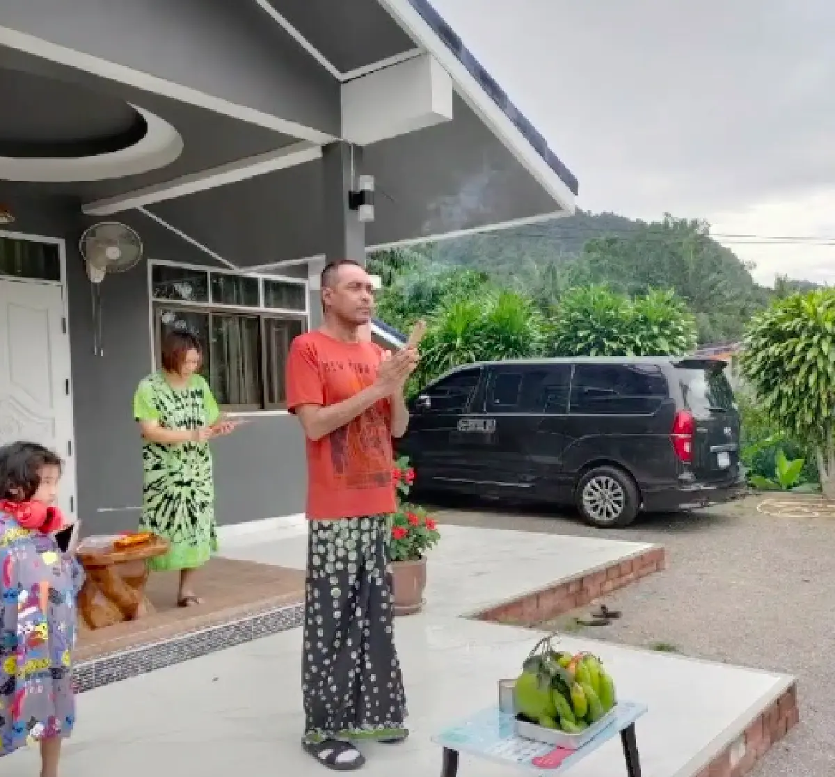 "วินัย ไกรบุตร" กราบขออโหสิกรรม-ล้างเท้าแม่ ในวันเกิดอายุ 52 ปี