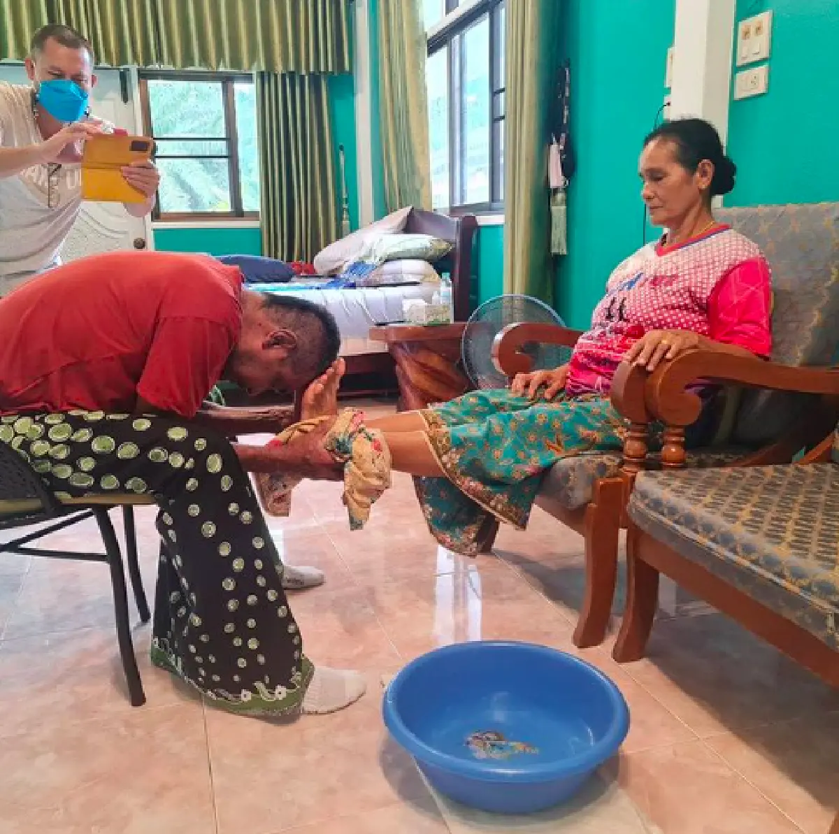 "วินัย ไกรบุตร" กราบขออโหสิกรรม-ล้างเท้าแม่ ในวันเกิดอายุ 52 ปี