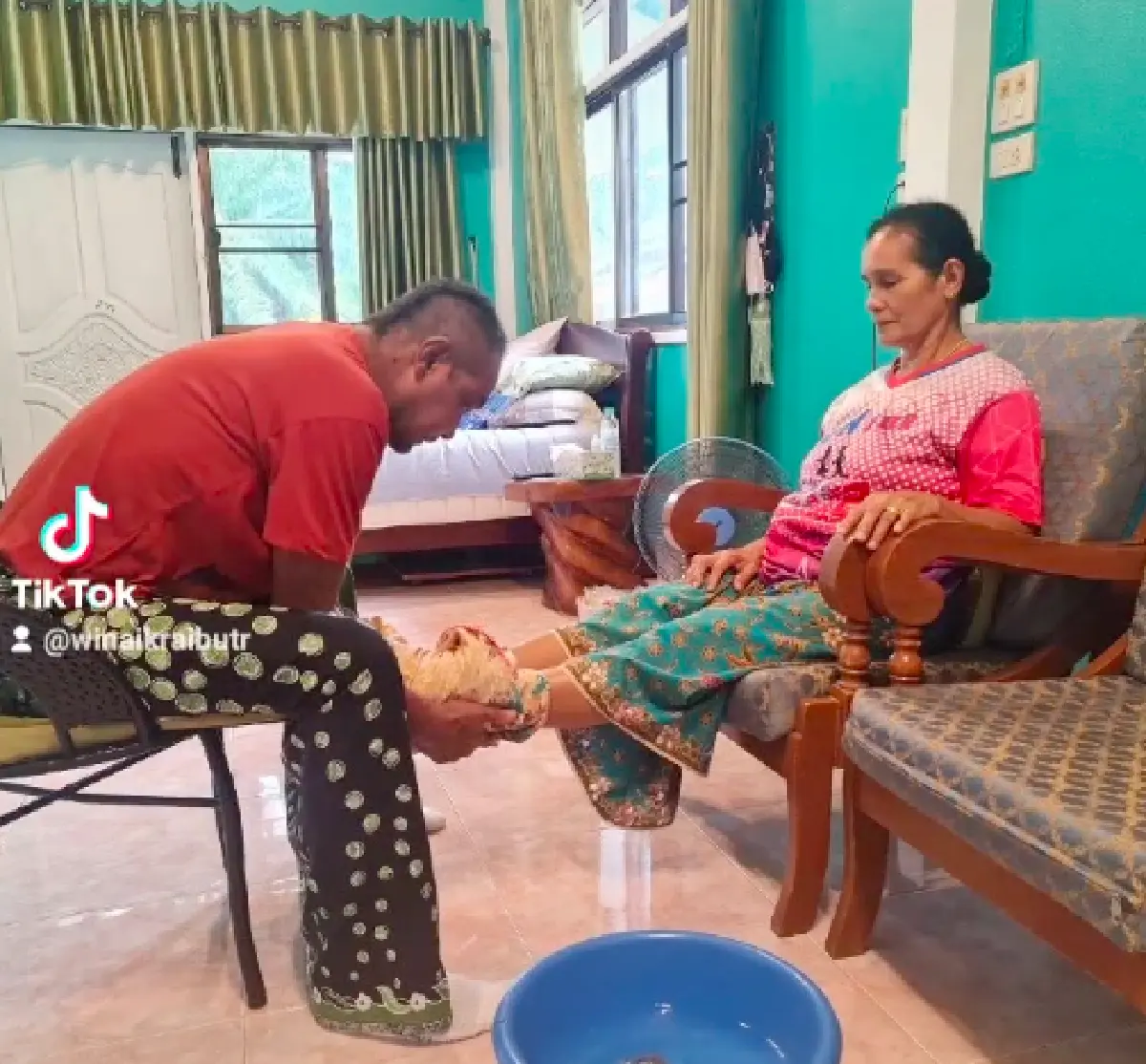 "วินัย ไกรบุตร" กราบขออโหสิกรรม-ล้างเท้าแม่ ในวันเกิดอายุ 52 ปี