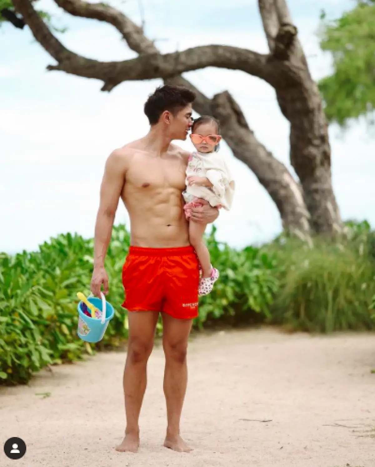 “เจนี่-มิกกี้” พา “น้องโนล่า” เที่ยวทะเล งานนี้คุณพ่อคุณแม่พากันอวดหุ่นสุดเฟิร์ม!