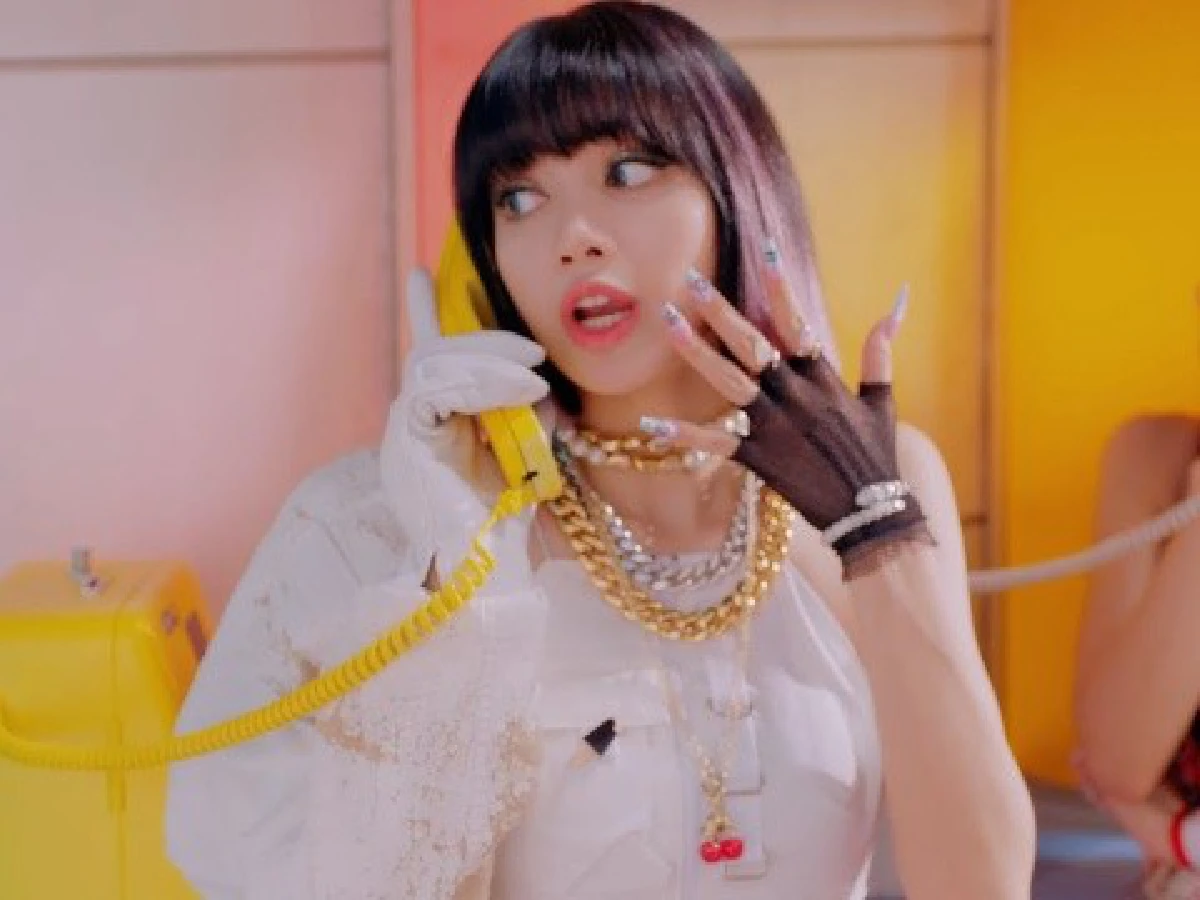 มูลค่ามหาศาล "ลิซ่า Blackpink" ใส่สร้อยงูเพชรจากแบรนด์หรู ที่มีมูลค่ากว่า 30 ล้าน