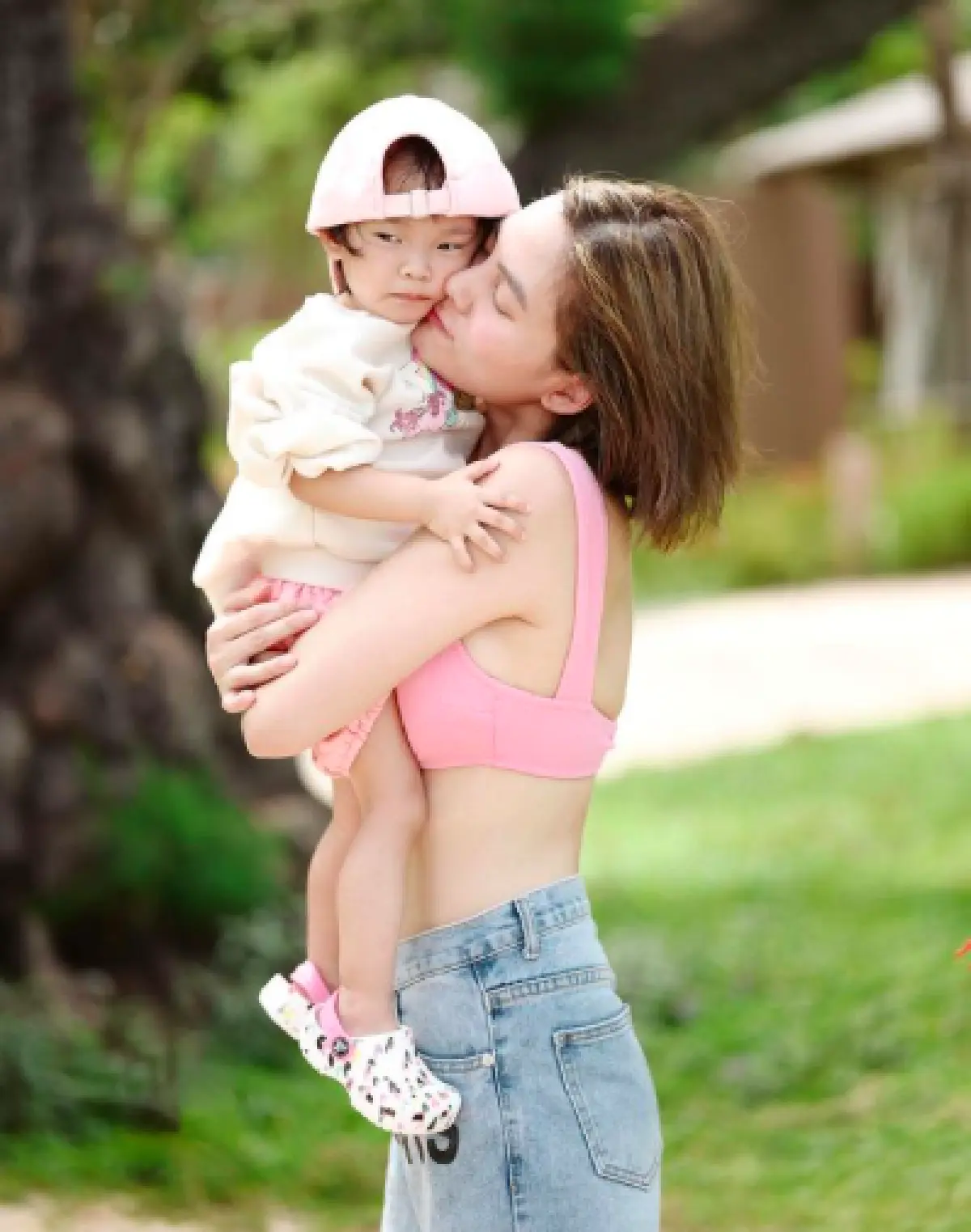 “เจนี่-มิกกี้” พา “น้องโนล่า” เที่ยวทะเล งานนี้คุณพ่อคุณแม่พากันอวดหุ่นสุดเฟิร์ม!