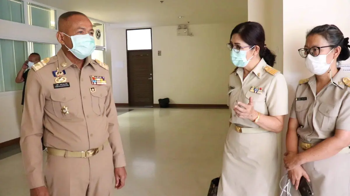 ครูขอนแก่นสุดทนบุกพบผู้ว่าฯทวงวัคซีนโควิดไม่มาตามสัญญา