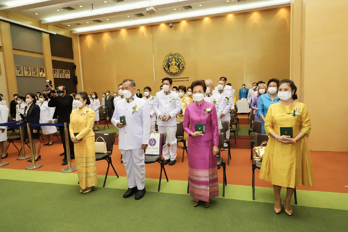 นายจุติ ไกรฤกษ์ รัฐมนตรีว่าการกระทรวงการพัฒนาสังคมและความมั่นคงของมนุษย์ (รมว.พม.) เป็นประธานในพิธีรับพระราชทานเครื่องราชอิสริยาภรณ์อันเป็นที่สรรเสริญยิ่งดิเรกคุณาภรณ์ ประจำปี 2563 