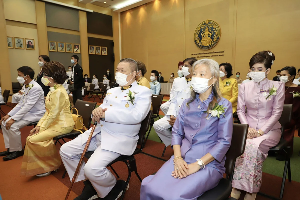 นายจุติ ไกรฤกษ์ รัฐมนตรีว่าการกระทรวงการพัฒนาสังคมและความมั่นคงของมนุษย์ (รมว.พม.) เป็นประธานในพิธีรับพระราชทานเครื่องราชอิสริยาภรณ์อันเป็นที่สรรเสริญยิ่งดิเรกคุณาภรณ์ ประจำปี 2563 