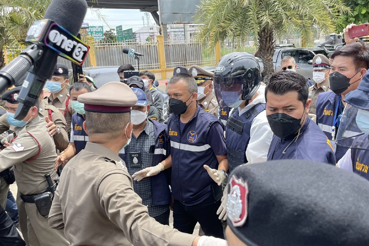 ประมวลภาพตำรวจคุมตัวกวินทำแผนยิงผู้ป่วยโควิดในโรงพยาบาลสนาม