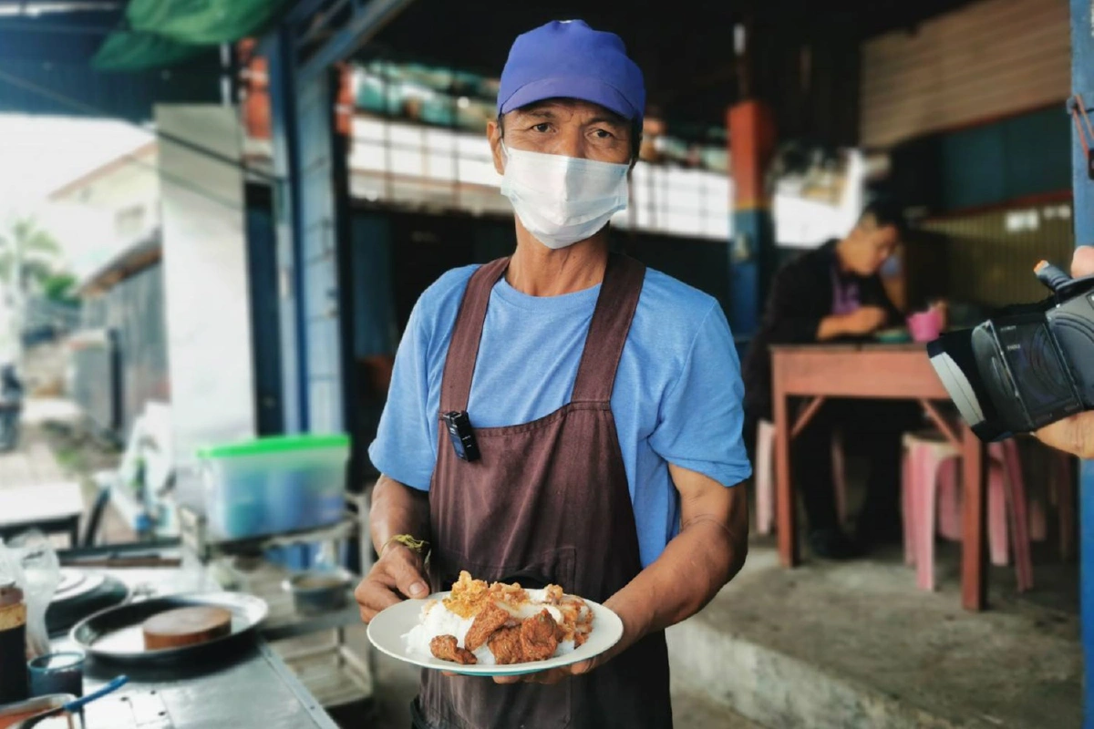 กำไรไม่มากพออยู่ได้แค่เห็นลูกค้าอิ่มก็สุขใจ เปิดใจเจ้าของร้านข้าวแกง10บาท