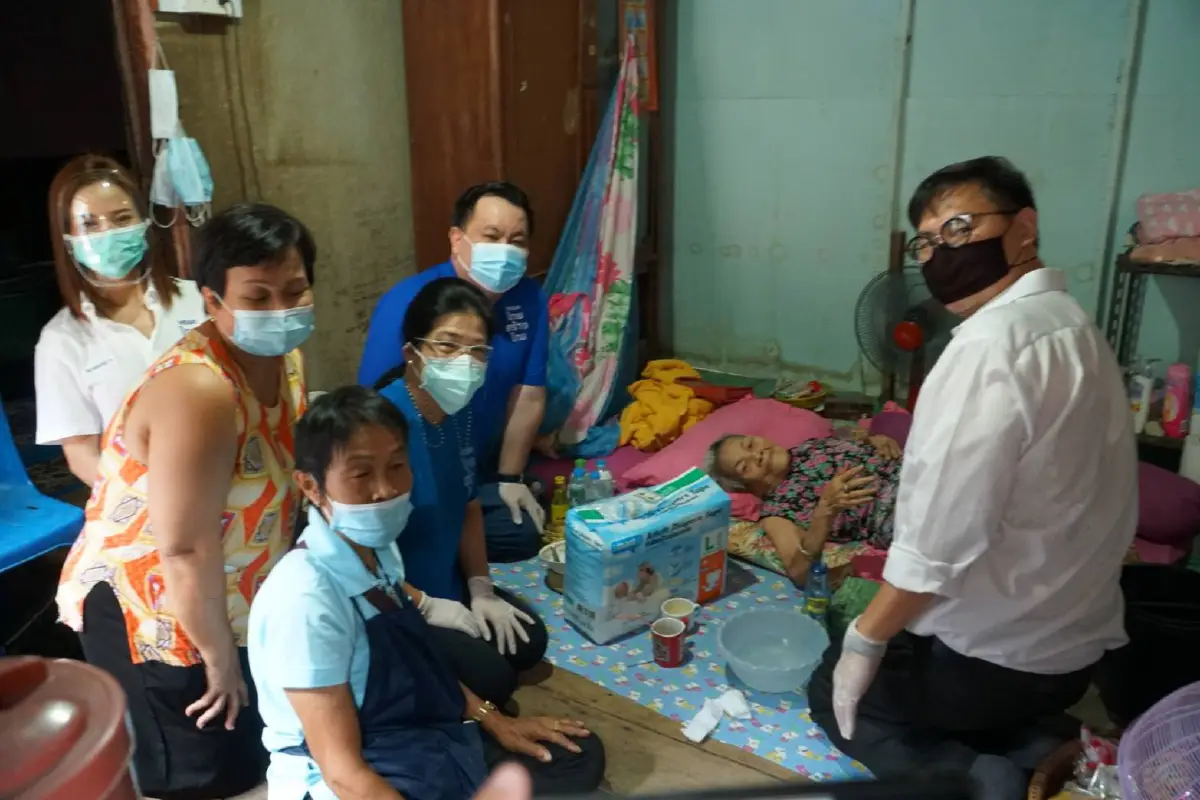 "เจ๊หน่อย"ควงลูกพรรคเยี่ยมผู้ป่วยติดเตียง เตือนรบ.เมืองกรุงฯเข้าขั้นวิกฤตแล้ว