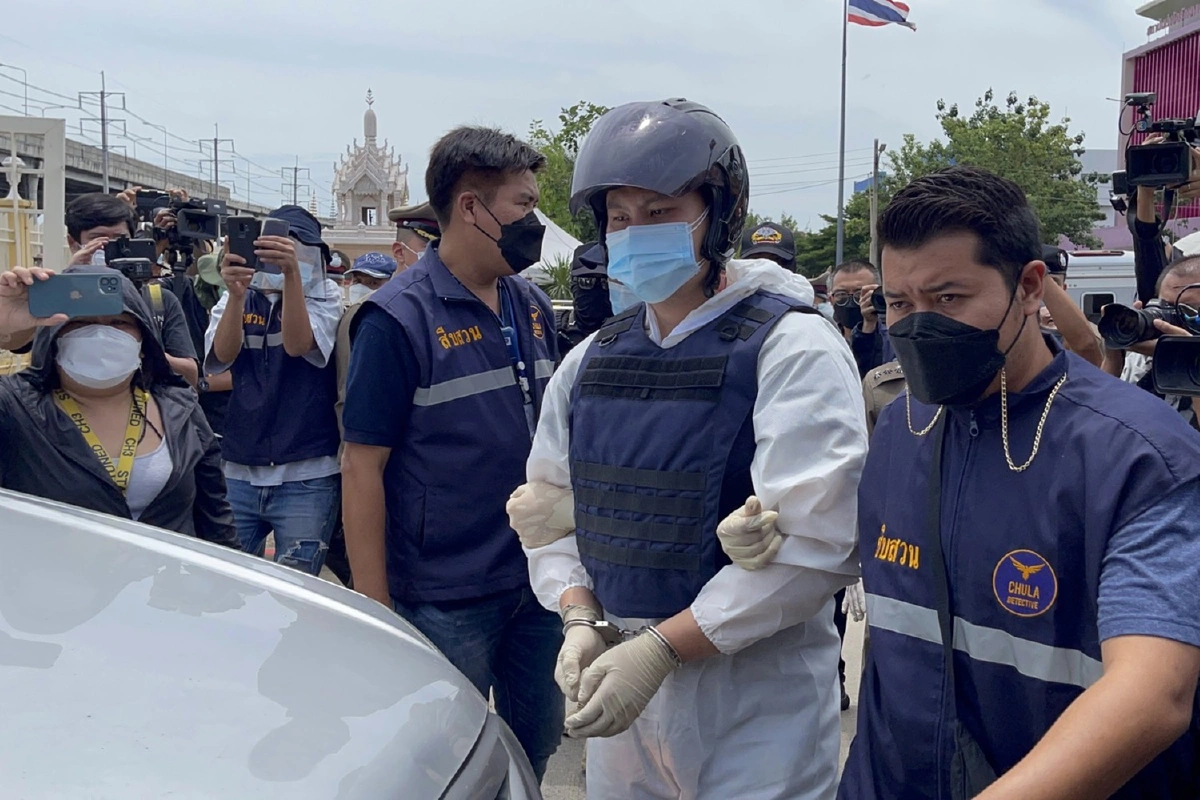 ประมวลภาพตำรวจคุมตัวกวินทำแผนยิงผู้ป่วยโควิดในโรงพยาบาลสนาม