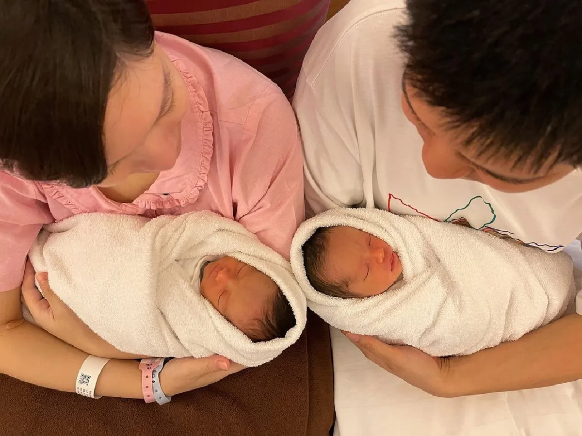 “จ๊ะ จิตตาภา” เผยโฉมหน้าลูกแฝด พร้อมตั้งชื่อสุดน่ารัก “น้องโอบ-น้องอารี” 