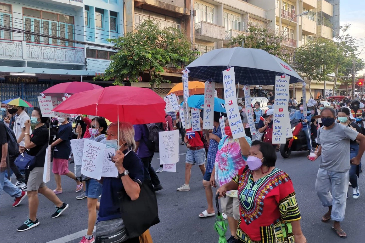 ม็อบไทยไม่ทนเคลื่อนขบวนไปทำเนียบฯ ไม่ปักหลักค้างคืน