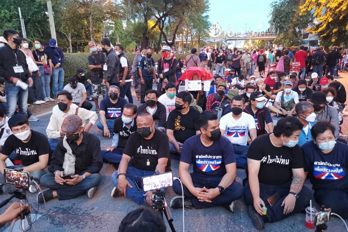 "ไทยไม่ทน"ถึงทำเนียบรัฐบาลตั้งเวทีเตรียมการปราศรัยคืนนี้